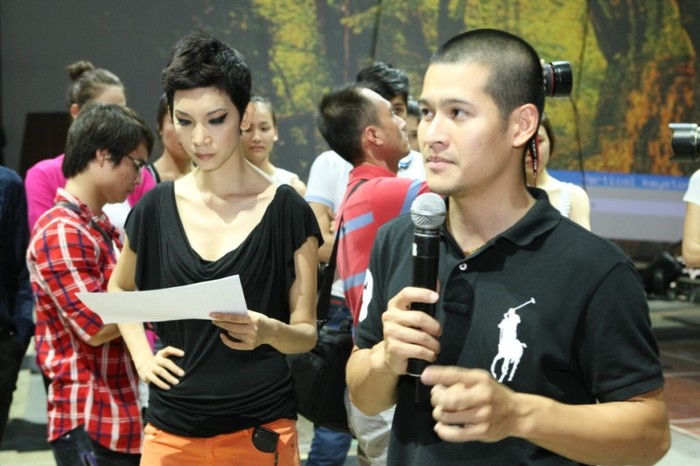 Siêu mẫu Xuân Lan và đạo diễn Việt Tú chỉ đạo buổi luyện tập